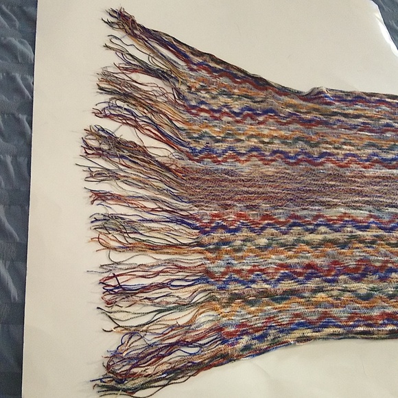 Beautiful woven waves silk scarf / wrap with tassels - Picture 5 of 9